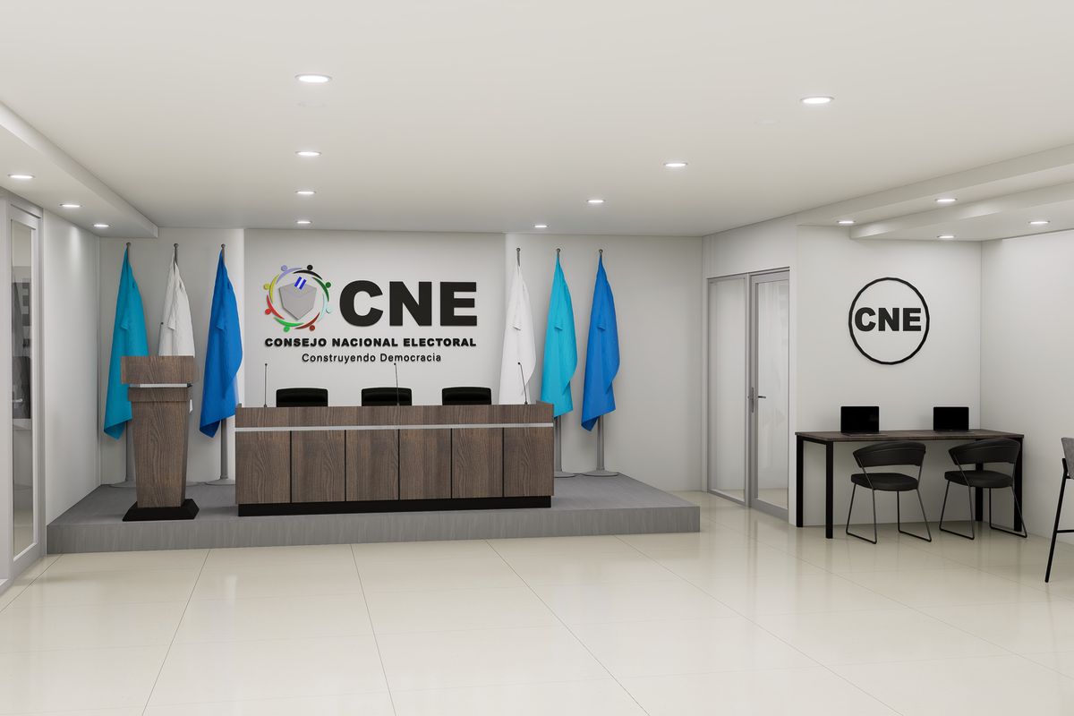 Sala del Consejo Nacional Electoral con logotipo en pared, atril, banderas y mesa de recepción