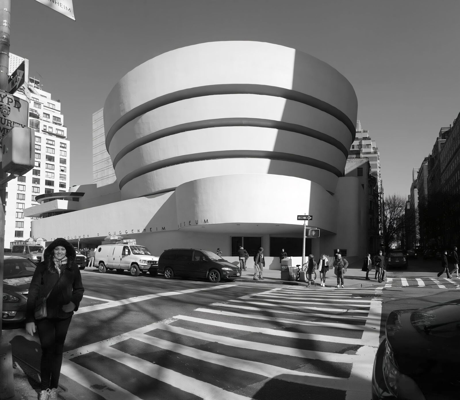 Museo Guggenheim de Nueva York en blanco y negro, con peatones cruzando
