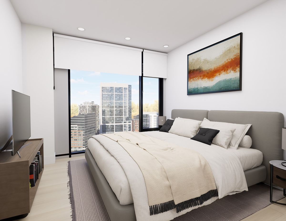 Dormitorio con cama de cabecera gris, obra de arte cálida y ventana a la ciudad