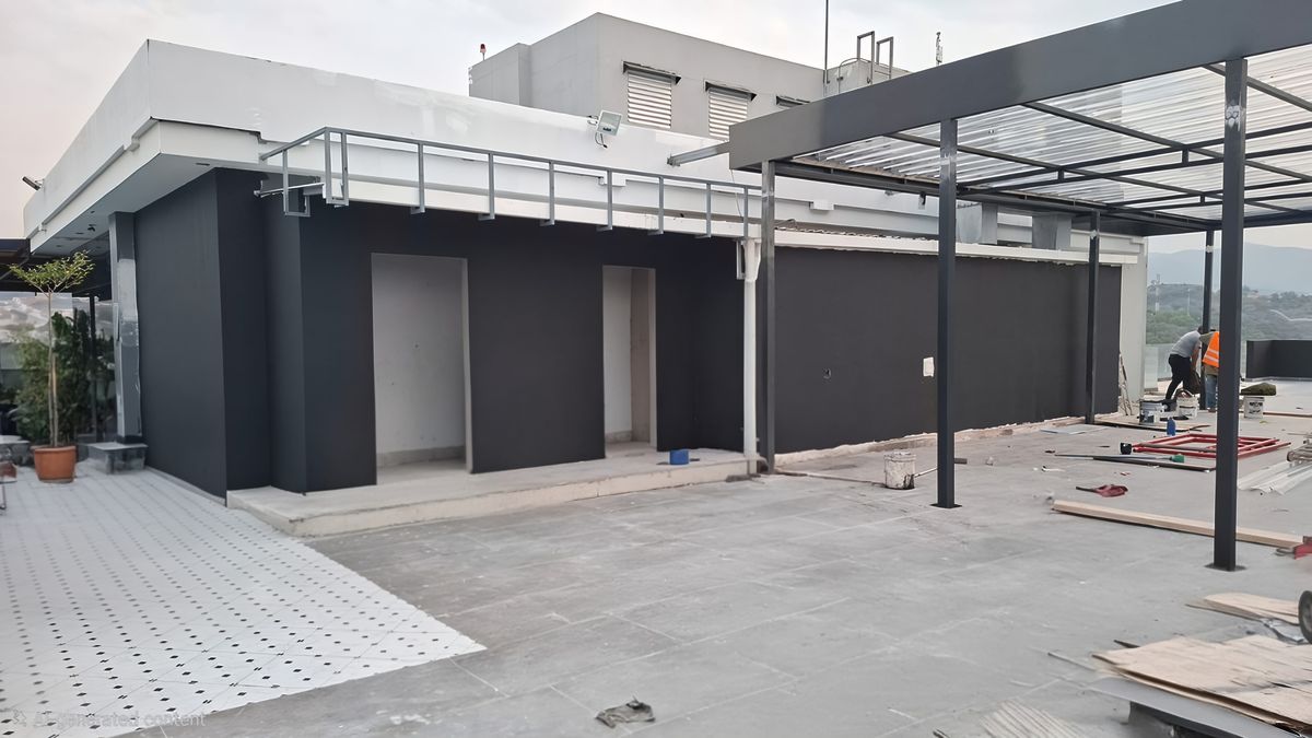 Volumen negro de servicios y piso en obra en la azotea